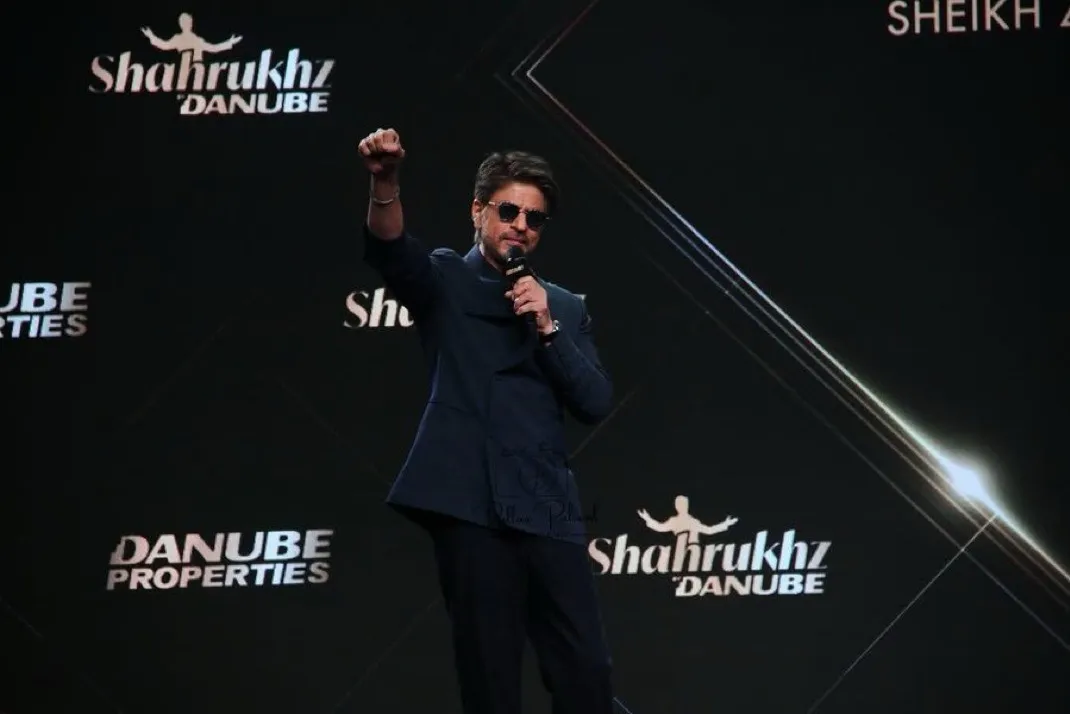 Shah Rukh Khan Dances On Chaiyya Chaiyya With Farah Khan At An Event; Fans  Love His 'Endless Energy At 60', Watch