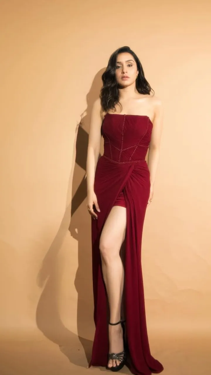 श्रद्धा कपूर के 8 ग्लैम लुक्स जो हैं क्रिसमस पार्टी के लिए परफेक्ट  इंस्पिरेशन | 8 Most Stylish Party Fits From Shraddha Kapoors Wardrobe