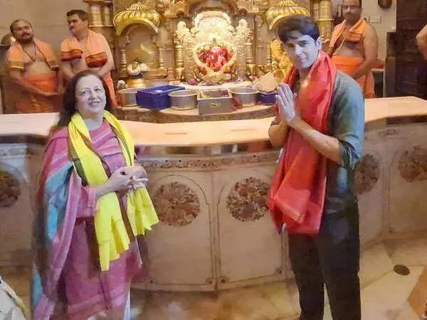 Sidharth Malhotra visit temple