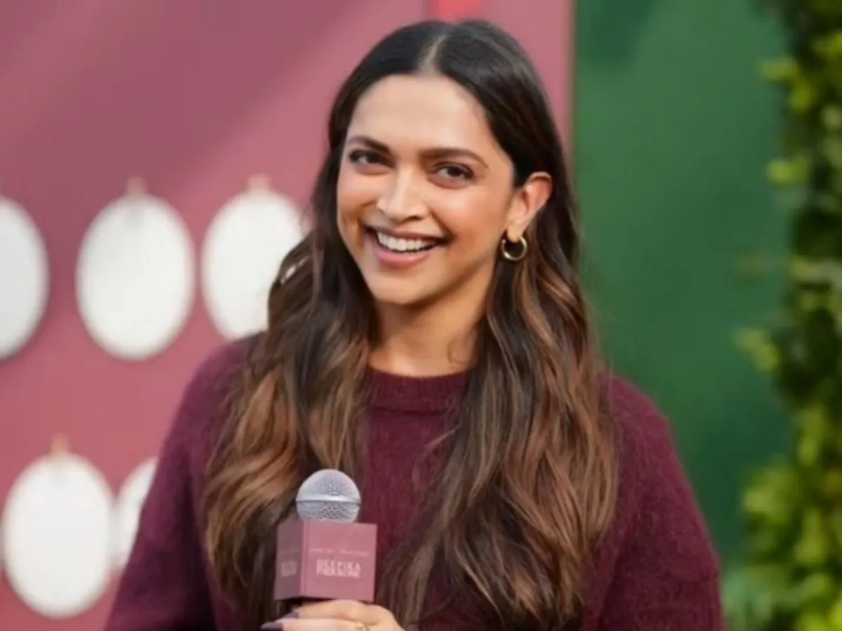 Deepika Padukone Birthday With 50 Fans Pays For The Flights Flexes Ranveer  Singh Dhurandhar