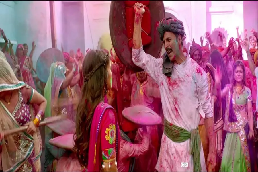 Holi Special: Revisiting Akshay Kumar-Bhumi Pednekar's Gori Tu Latth Maar  song from film Toilet - IBTimes India