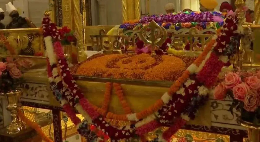 Guru Nanak Jayanti 2022: Gurdwara Bangla Sahib, Sis Ganj Sahib and others illuminate on Gurpurab | Photos