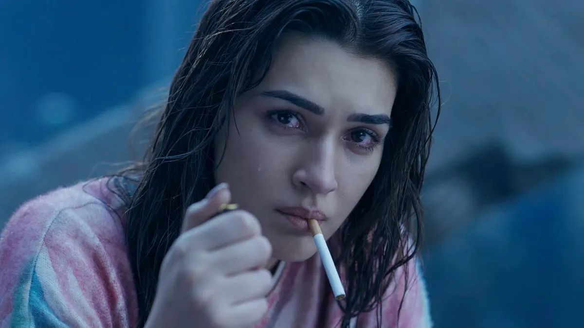 Tere Ishk Mein: Kriti Sanon To Star Opposite Dhanush As Mukti, Actress  Lights Cigarette Amid Chaos In Intense FIRST Look (VIDEO)