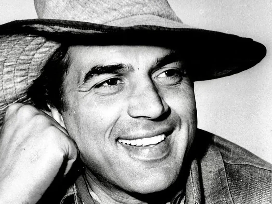 Dharmendra dies at 89: Bollywood mourns, stars gather at crematorium