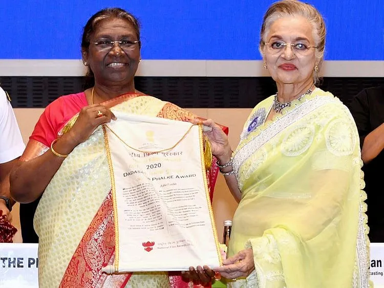 Bollywood actress Asha Parekh conferred Dadasaheb Phalke Award at National Film  Awards