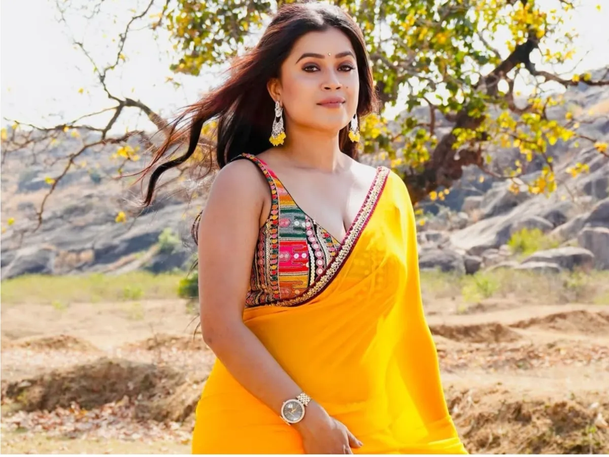 Bhojpuri Actress Dimple Singh Shared Photos In Yellow Saree Said It Is  Important To Remain Silent | Dimple Singh: पीली साड़ी में डिंपल सिंह ने  इंटरनेट पर लगाई आग, बोलीं- चुप रहना