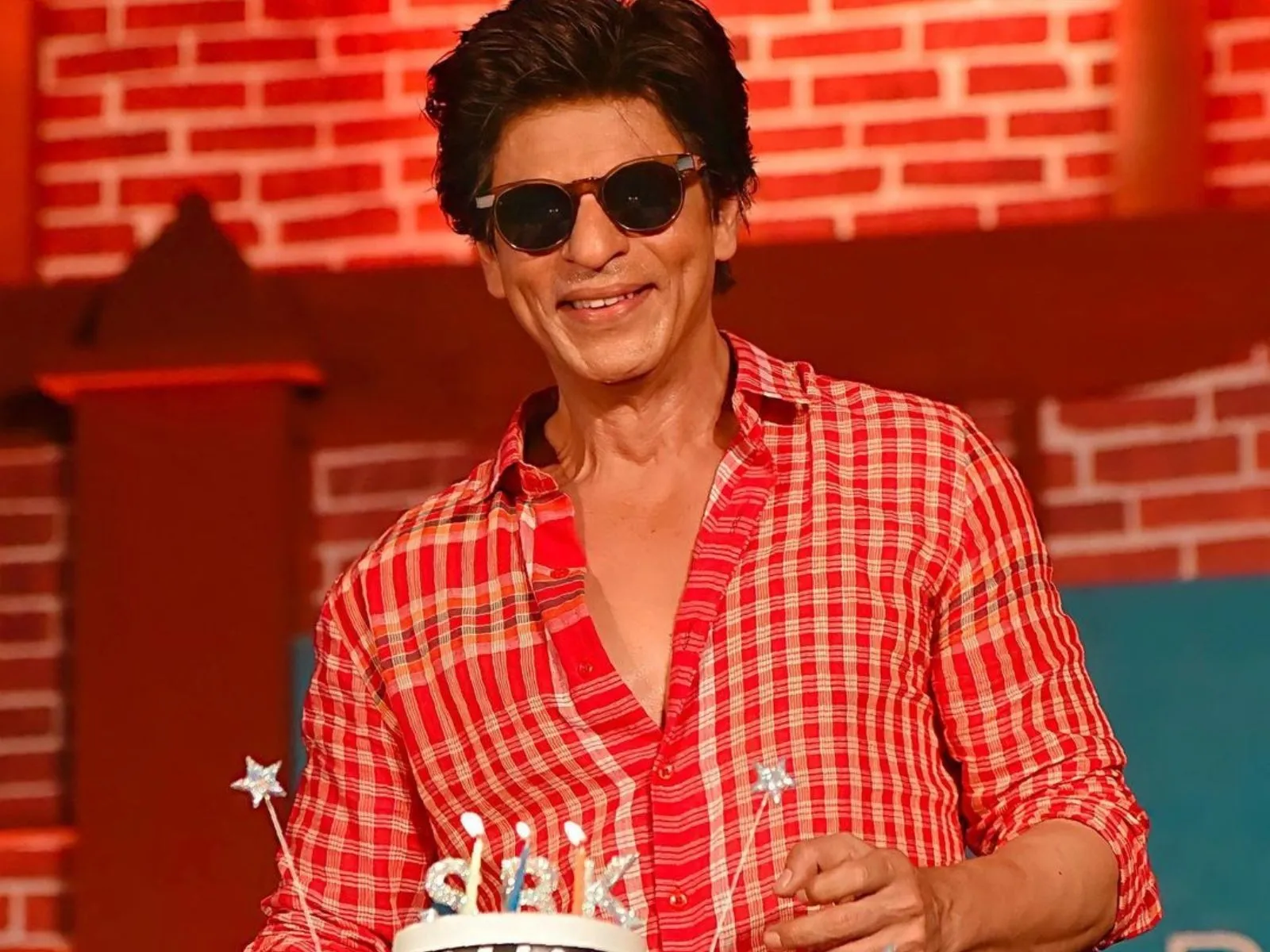 Shah Rukh Khan Birthday LIVE Updates: Salman Khan, Alia Bhatt Send in  Wishes, SRK Sends Biscuits, Water to Fans Outside Mannat - News18