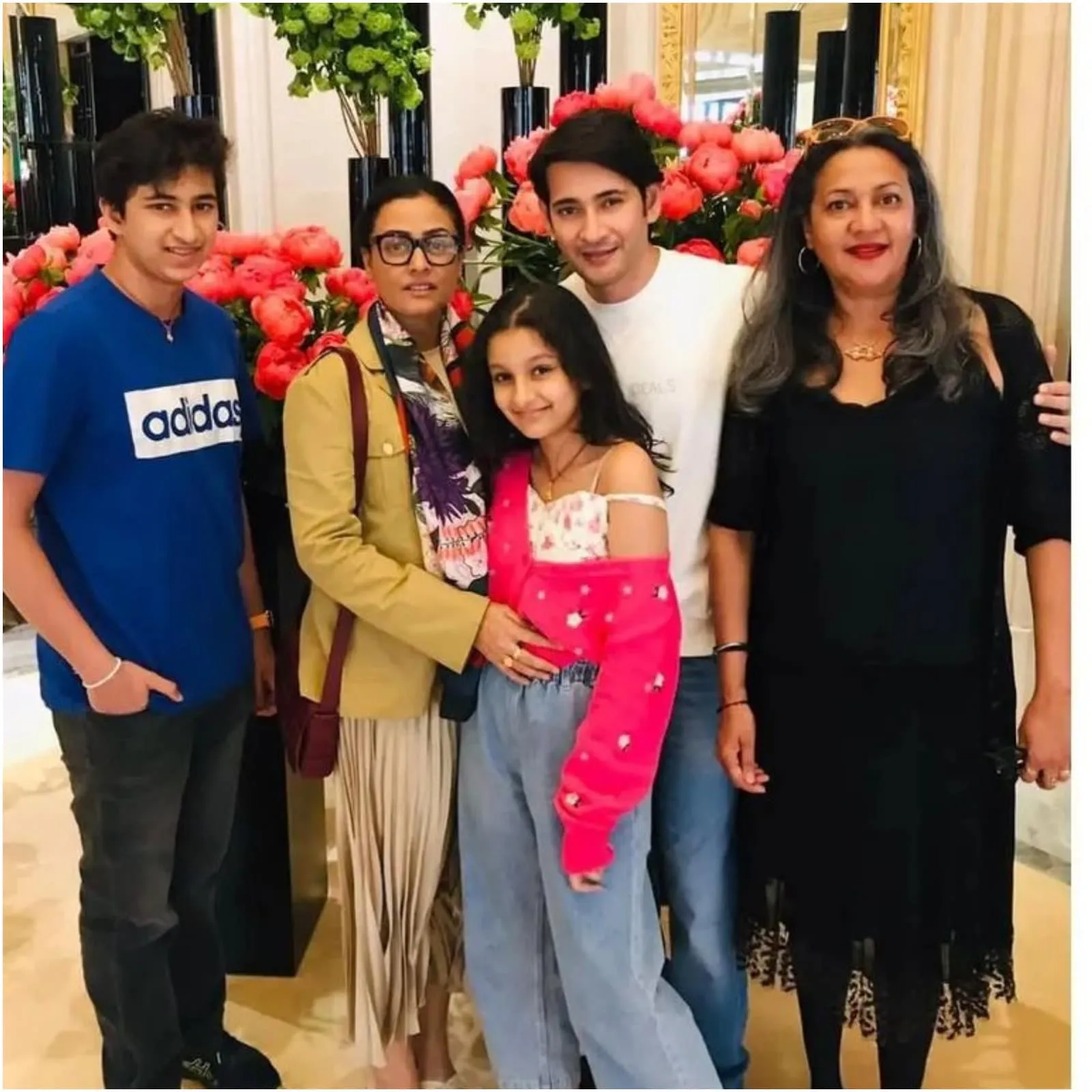 Namrata Shirodkar, Mahesh Babu Pose and Kids Pose for 'Family Photo' During  Vacay in Paris | Movies News - News18