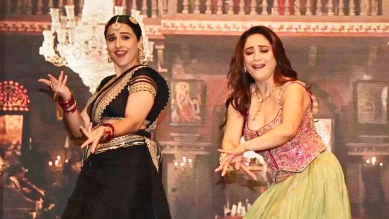 Vidya Balan falls on stage while performing to 'Ami Je Tomar 3.0' with Madhuri  Dixit