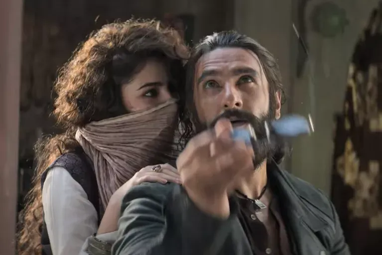 40-Year-Old Ranveer Singh Romancing 20-Year-Old Sara Arjun In 'Dhurandhar'  Sparks Debate