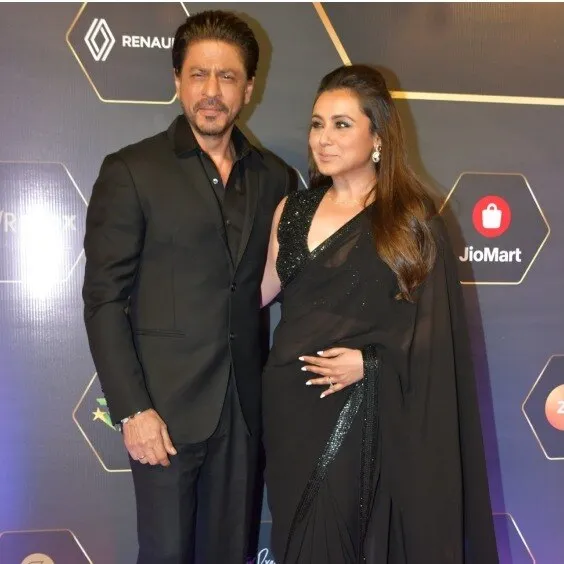 Pics: SRK and Rani Mukerji greet each other with a hug at award show in  Mumbai - India Today