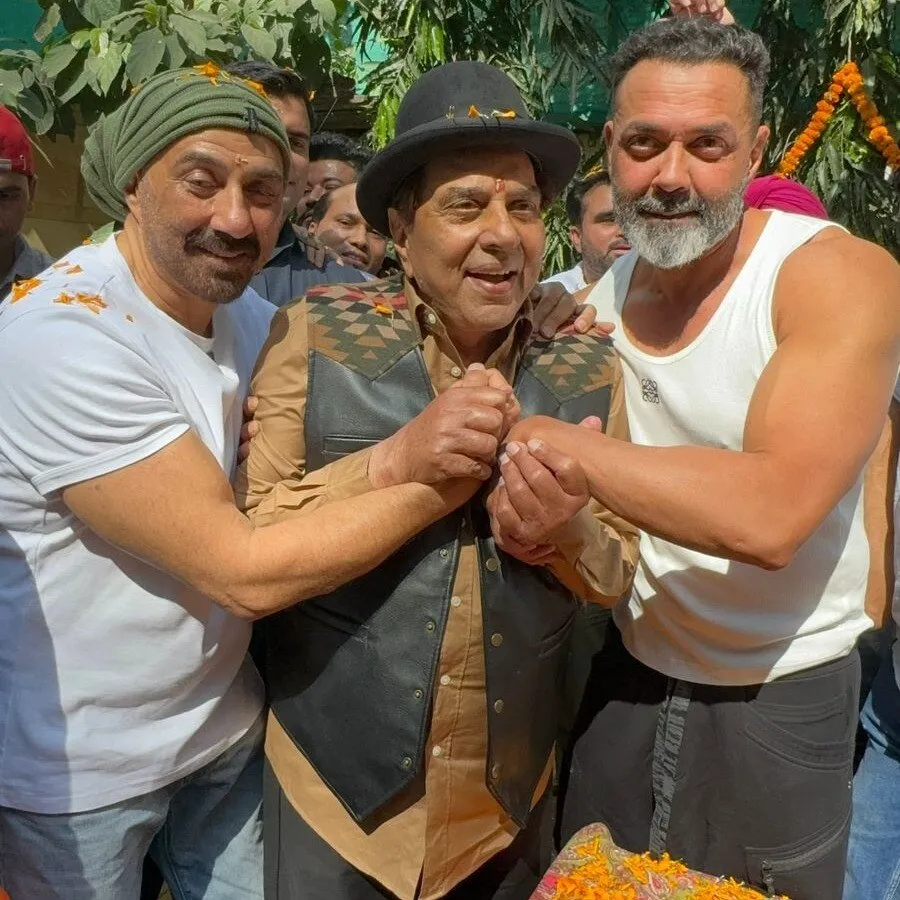 Dharmendra celebrates birthday with Sunny and Bobby Deol at Juhu home -  India Today