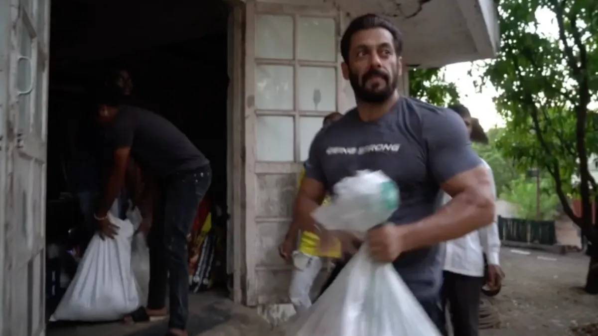Salman Khan donates ration to needy from Panvel farmhouse. Iulia Vantur and  Jacqueline Fernandez join in - India Today