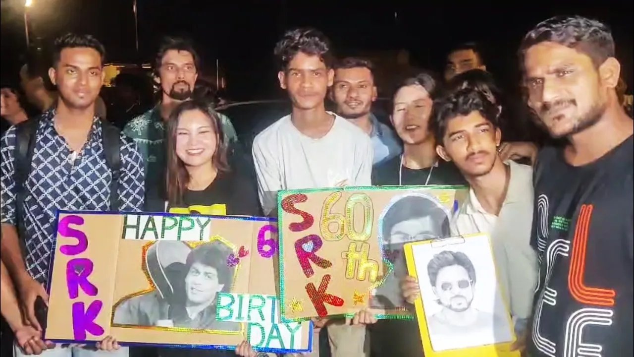 SRK turns 60: Fans from the world over at Mannat for a glimpse in early  hours - India Today
