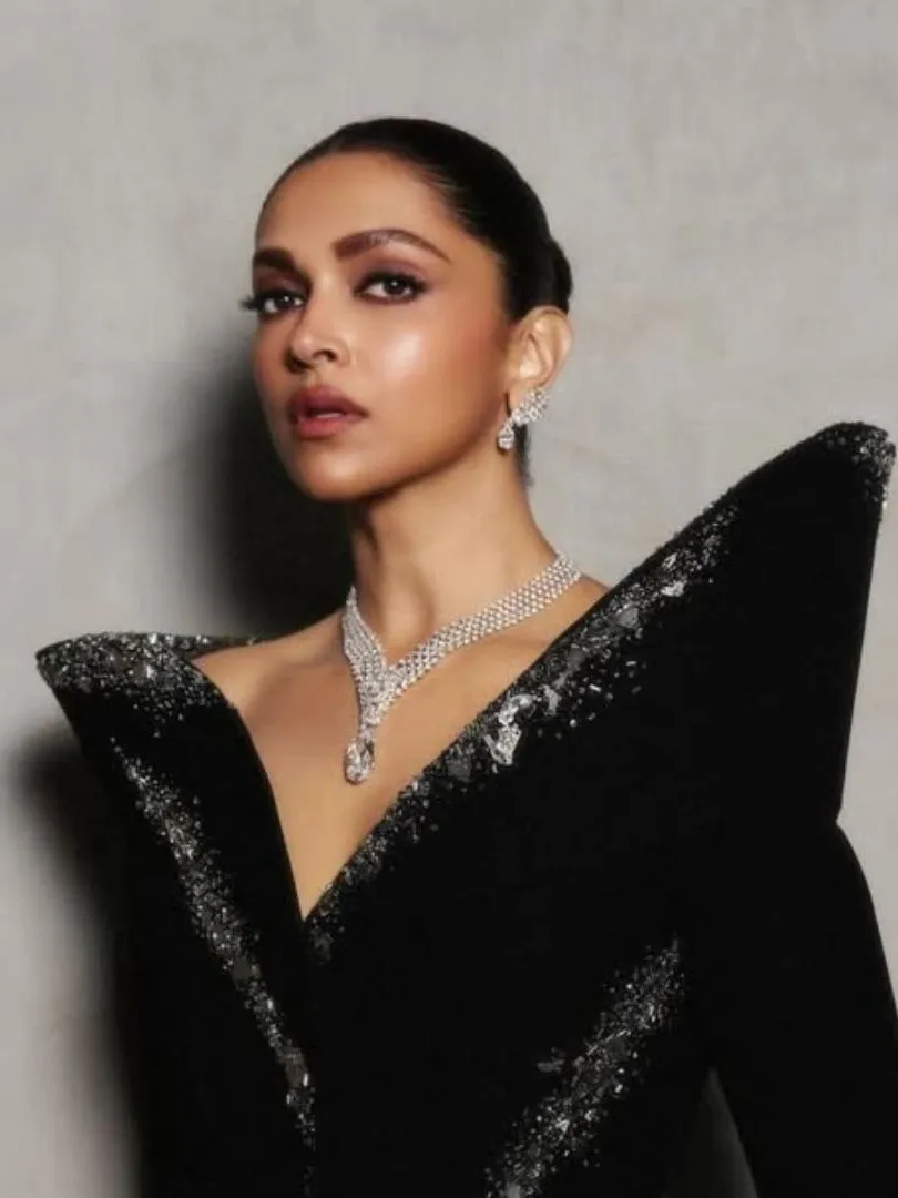 Deepika Padukone's all-black look leaves Ranveer Singh swooning: Oh Mamma -  India Today