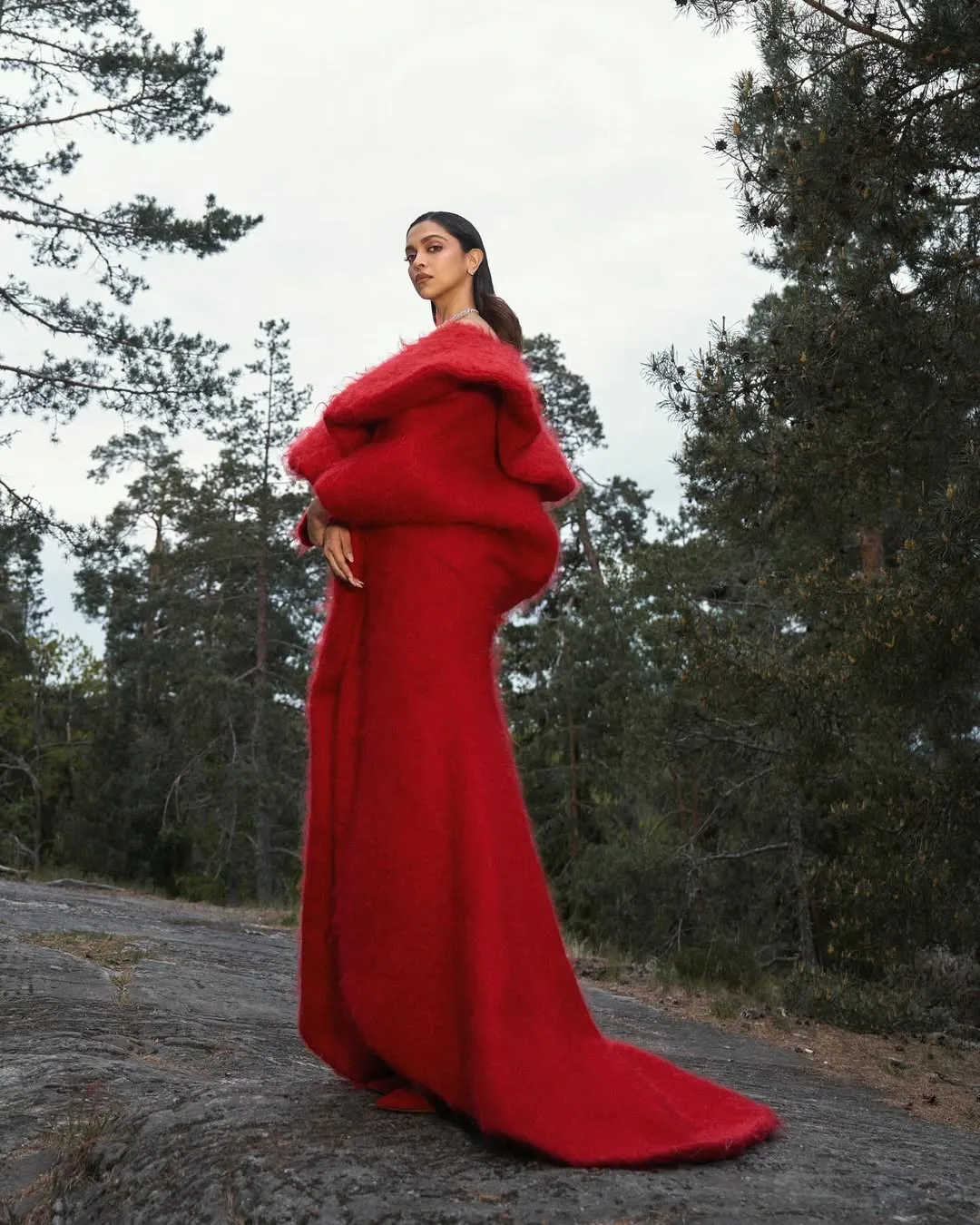 deepika padukone post photos in red outfit for cartier jewellery event fans  misses him on cannes दीपिका पादुकोण की रेड ड्रेस में फोटोज देख फैंस हुए  खुश, बोले 'ये है कान फेस्टिवल