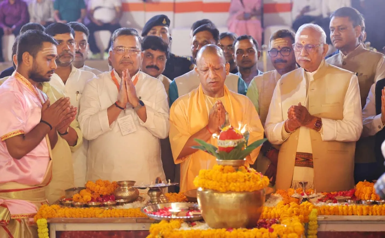Dev Deepawali grand celebrations begin in Kashi; CM Yogi lights the first  Diya; ghats illuminated with 25 lakh lamps काशी में देव दीपावली का भव्य  शुभारंभ, सीएम योगी ने जलाया पहला दीप;