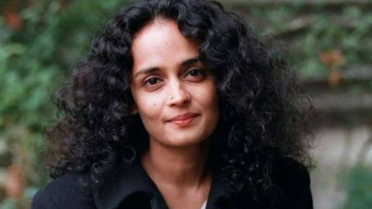 Author Arundhati Roy receives the Lifetime Achievement Award from the 45th  European Essay Prize - Harpers bazaar