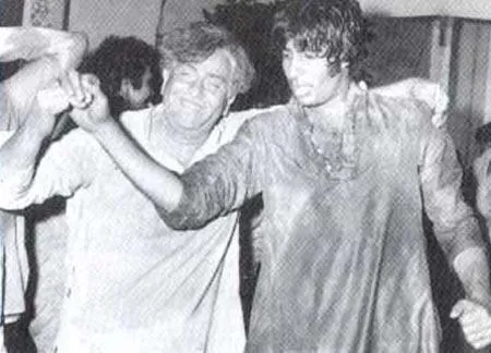 1970s :: Amitabh Bachchan Playing Holi With Raj Kapoor #HappyHoli