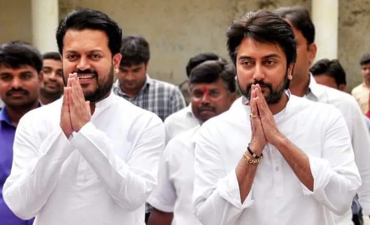 Like father like sons..... Deshmukh Brothers @AmitV_Deshmukh @MeDeshmukh