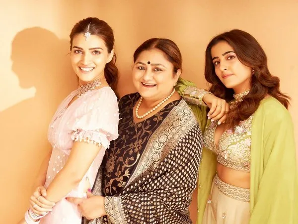 Kriti Sanon shares picture with mother and sister, calls them her 'Girls'