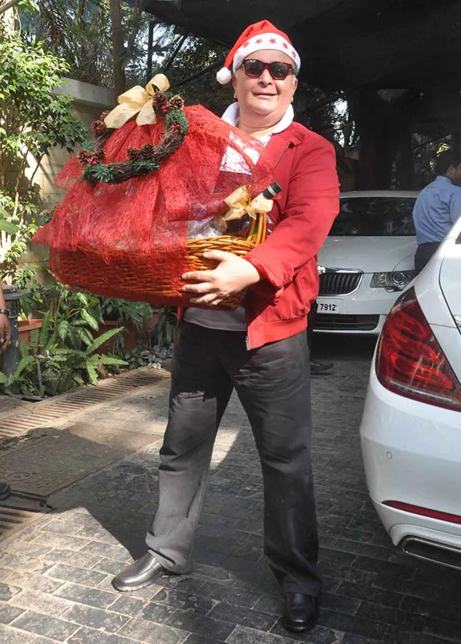 ऋषि कपूर ने फोटोशॉप्ड तस्वीर पोस्ट कर दी क्रिसमस की बधाई, भड़के लोग - rishi  kapoor post photoshopped picture congratulations on christmas-mobile