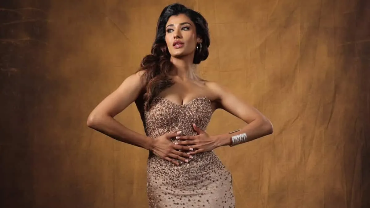 नेहल चुडासमा के एंट्री से बिग बॉस 19 में लगा ग्लैमर का तड़का, जानिए कौन हैं  ये हसीना | Bigg Boss 19 Participant Nehal Chudasama See Here Photos Know  More About Her