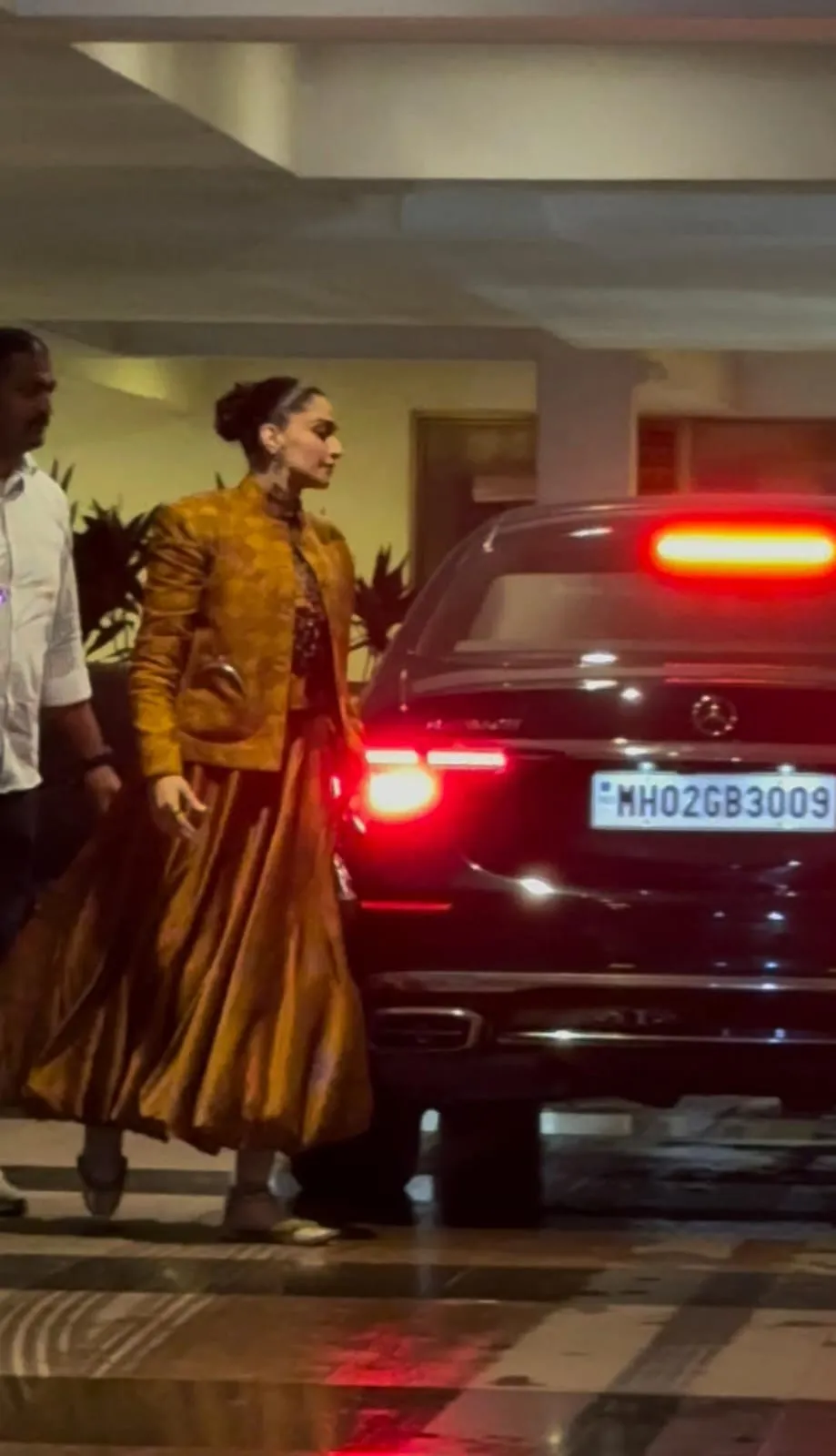 Meanwhile, amid pregnancy rumors, Sonam Kapoor was also spotted by the paps in a stylish outfit. The actress wore fusion wear. Once again, her incredible fashion sense proves why she's considered a fashion icon.