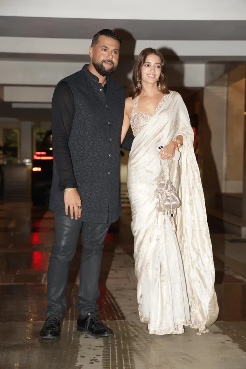 Arjun Kapoor's close friend and costume designer Kunal Rawal also attended Anshula Kapoor's engagement. His stylish appearance with his wife is winning fans' hearts.