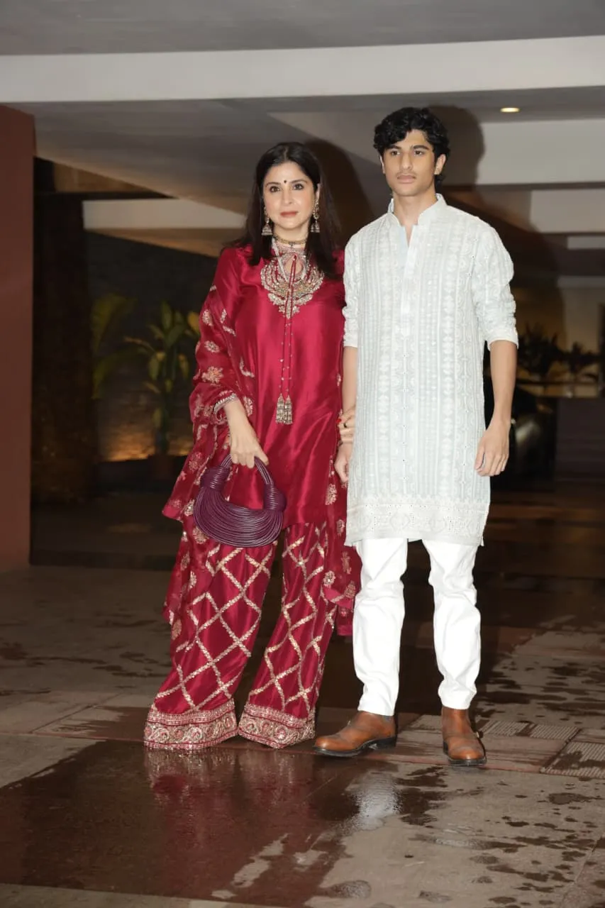 Following Shanaya, the actress's mother, Maheep Kapoor, also graced the event with her beautiful performance. Like her daughter, she also dazzled in a red outfit. Her son, Jahaan Kapoor, was also seen at Anshula's engagement.