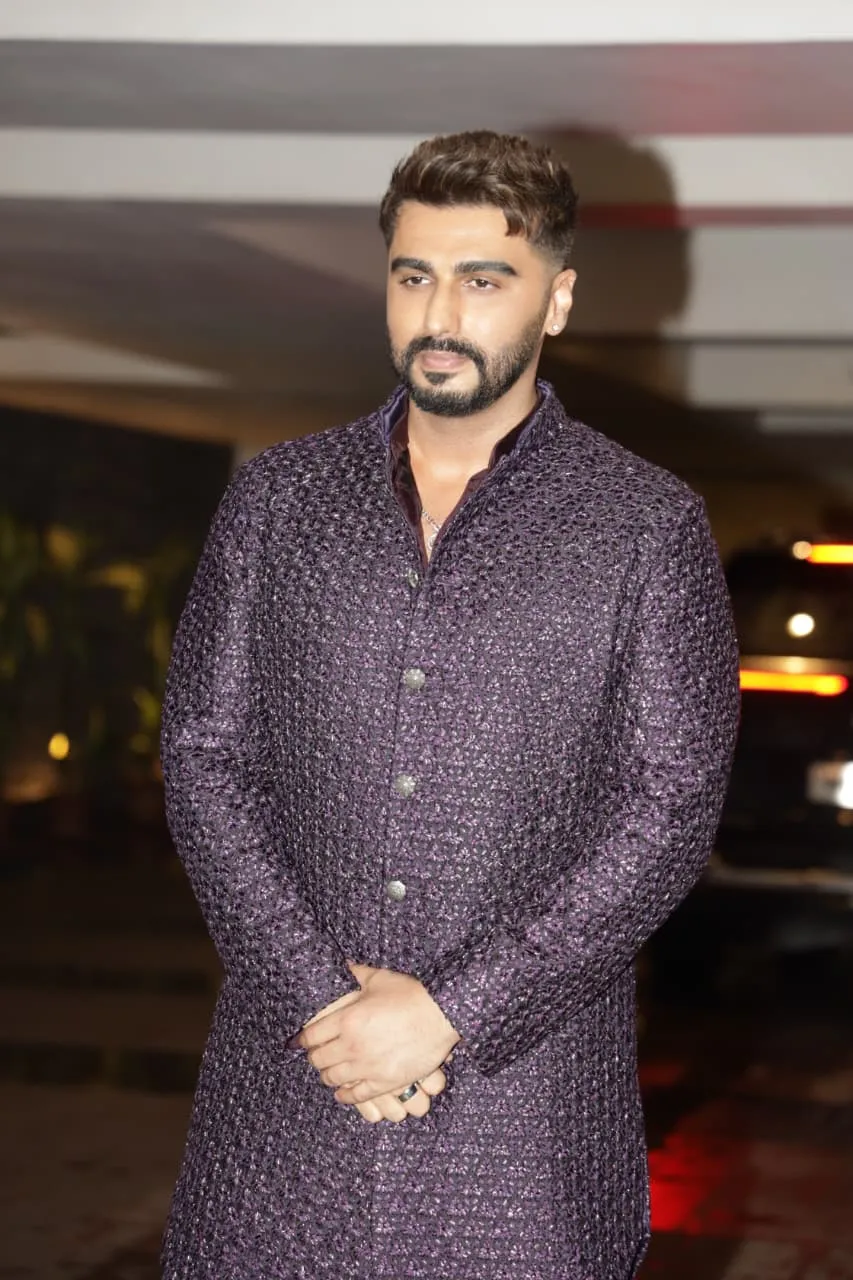 Arjun Kapoor appeared in front of the paps at his sister's engagement, dressed up. Fans are loving his dashing style in the viral photos. Arjun Kapoor looks incredibly handsome in a stylish purple kurta.