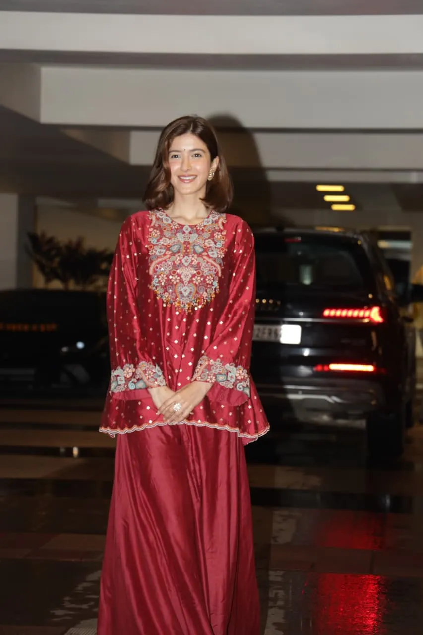 Shanaya Kapoor was also spotted at Arjun Kapoor's sister Anshula Kapoor's engagement. The actress looked stunning in a red outfit. The paps captured the actress perfectly at this special occasion.