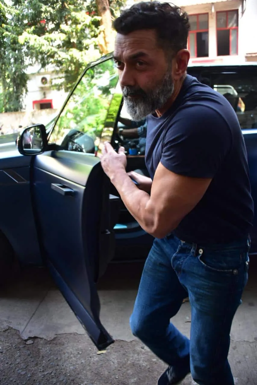 बॉबी देओल भी जायद खान की मां को श्रद्धांजलि देने के लिए संजय खान के घर पहुंचे थे.