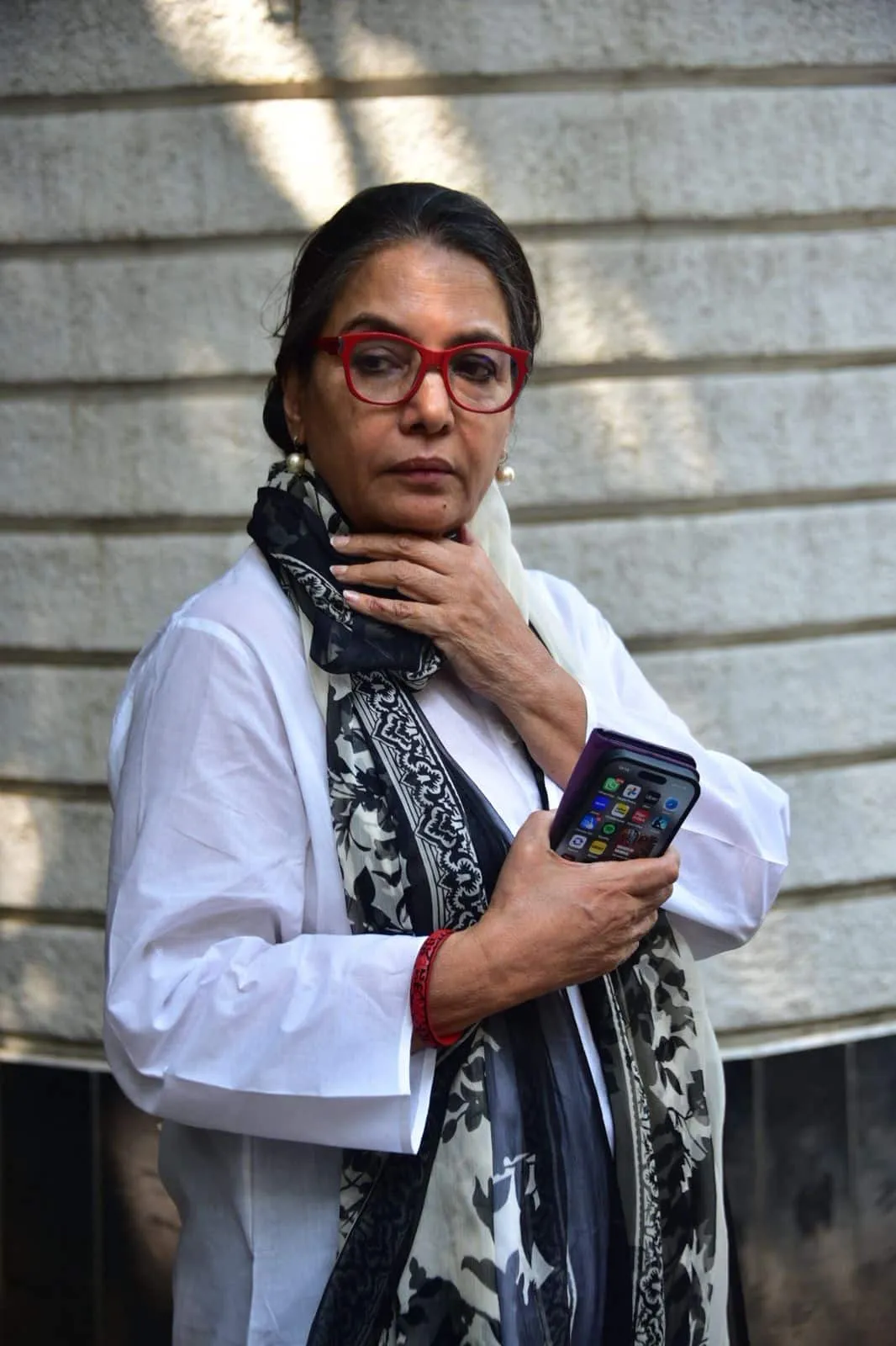 हिंदी सिनेमा की दिग्गज और बेहतरीन एक्ट्रेस शबाना आजमी भी संजय खान के घर उनकी पत्नी के अंतिम दर्शन करने के लिए पहुंची.