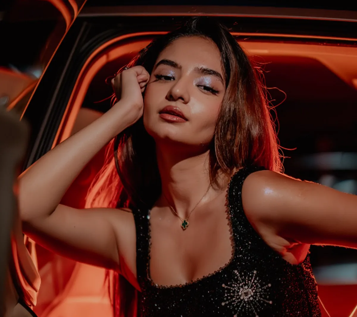 Anushka Sen teams up with American producer Ken Lewis for her debut single ' Chameleon' - The Hindu