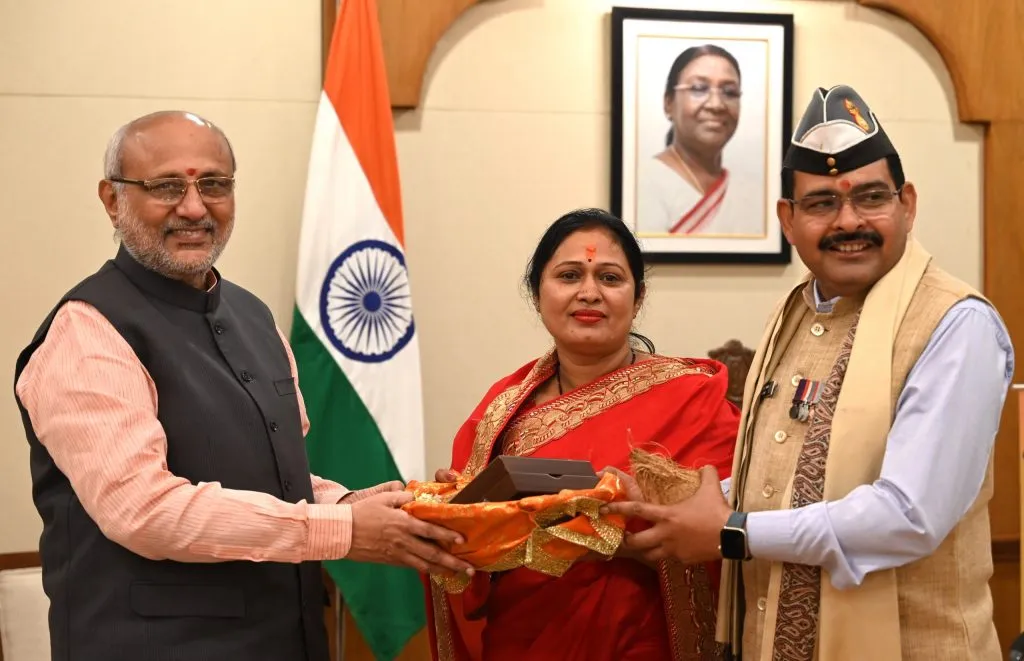 10.12.2024: Governor felicitates Hon. Captain Yogendra Singh Yadav, PVC &  his wife Mrs. Reena Yadav | Lok Bhavan Maharashtra | India