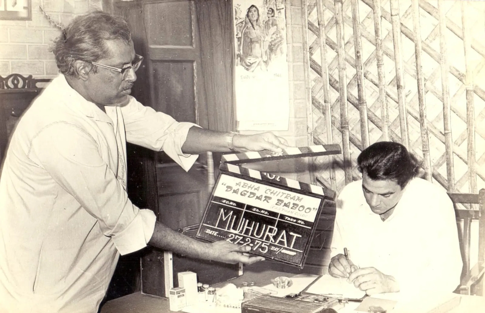 Hrishikesh Mukherjee and Dharmendra in Muhurat of Dagdar Baboo | SIlhouette