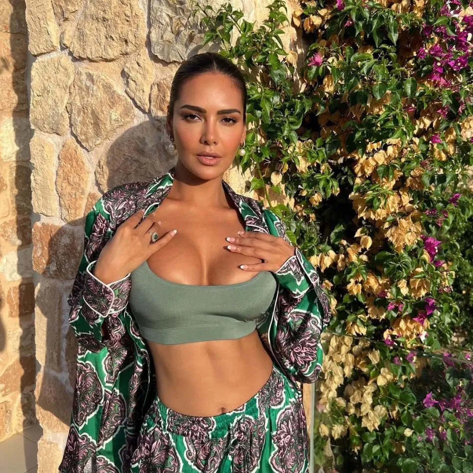 डीप नेक क्रॉप टॉप में ईशा गुप्ता का सनकिस्ड लुक - Esha gupta bold photos  looks sun kissed in new images tmova