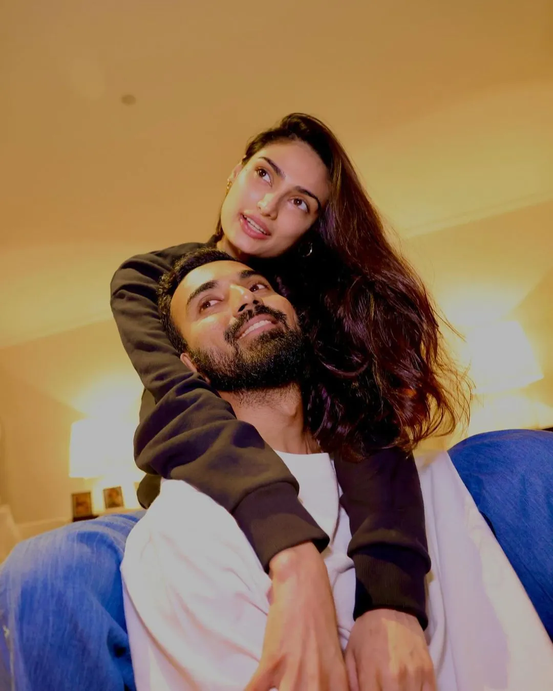 केएल राहुल-अथिया की गोद में बेटी, दिखाई पहली झलक! वायरल हुई फोटो - Kl rahul  athiya shetty shared first photo of new born daughter fans pour love know  real or fake tmova