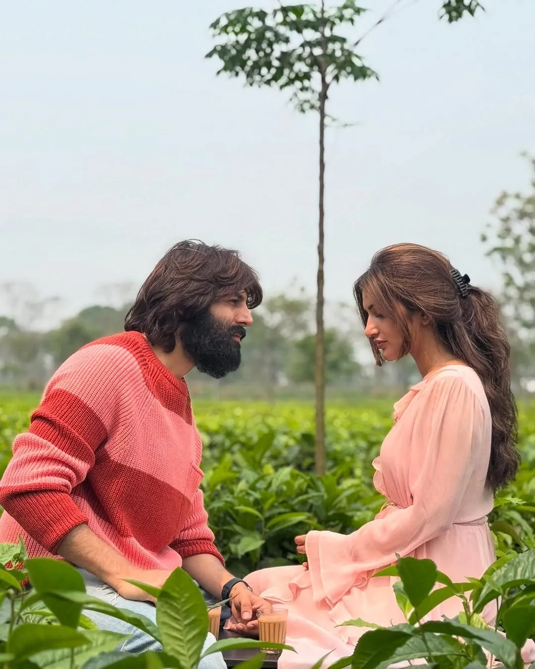 तू मेरी ज&zwj;िंदगी...' श्रीलीला के प्यार में दीवाने कार्तिक आर्यन, सामने आई  पहली तस्वीर - Kartik aaryan cannot take his eyes off sreeleela during their  chai date says tu meri zindagi hai