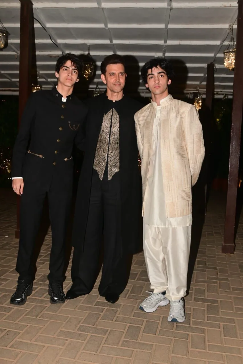 पिता ऋतिक रोशन के बराबर हो गए बेटे रिहान-रिदान, देख चौंके फैंस, बोले-  माशाल्लाह - Hrithik roshan sons hrehaan and hridaan steal spot light at eshaan  roshan wedding tmovp