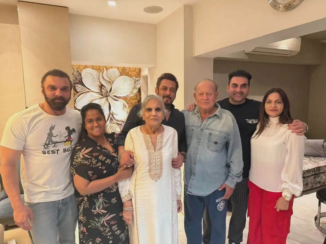 Sohail Khan shares a beautiful family picture with Salman Khan, his parents  and sisters