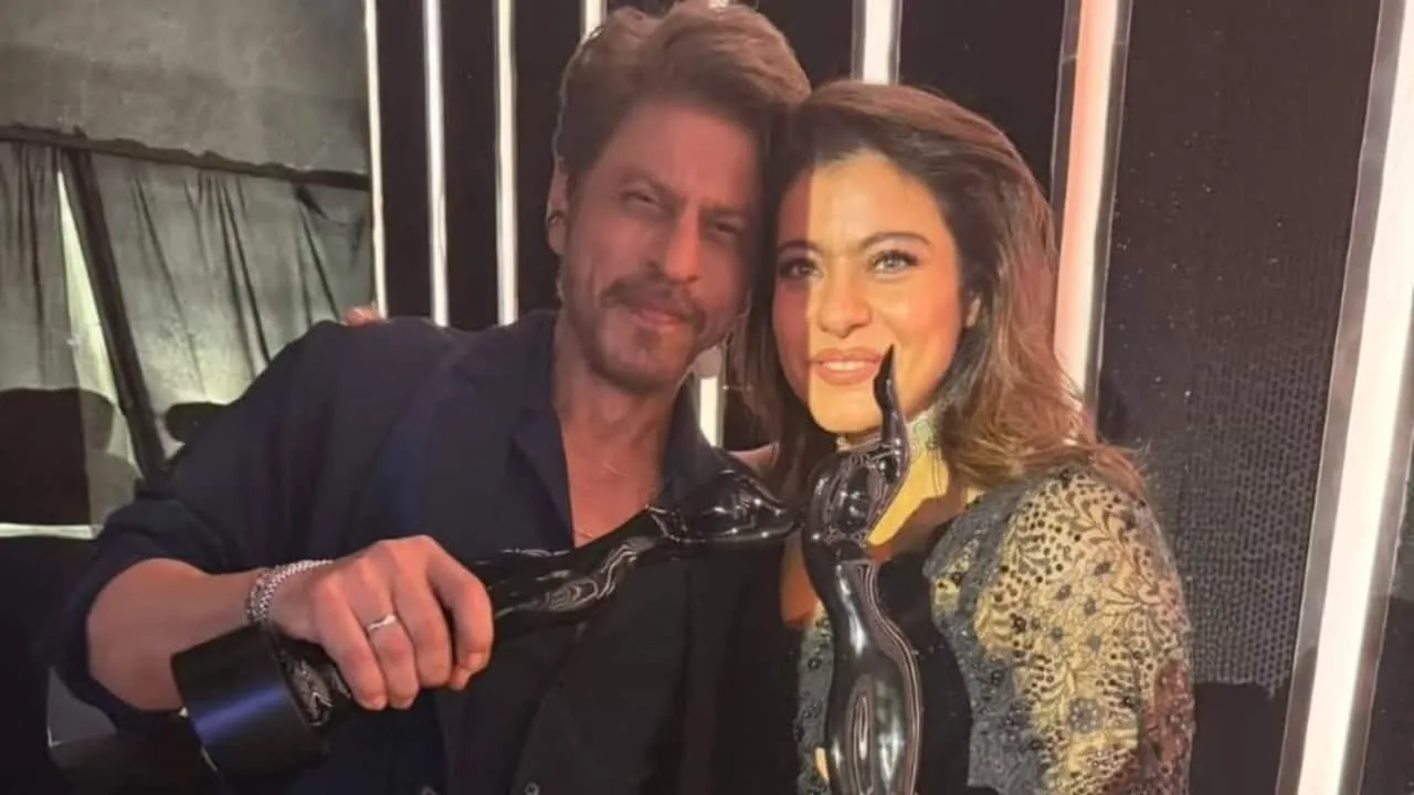 Kajol bags 7th Filmfare award, recreates DDLJ win moment with Shah Rukh Khan: