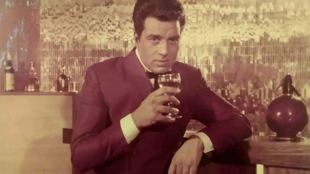 When Dharmendra drank 12 bottles of alcohol in a day, said, "Love killed  me, alcohol killed me, I won't find anyone..."