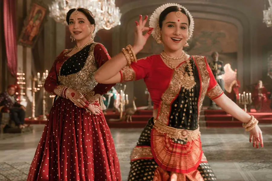 Ami Je Tomar 3.0 | Vidya Balan gracefully recovers from a fall on stage  while dancing to Ami Je Tomar 3.0 with Madhuri Dixit - Telegraph India