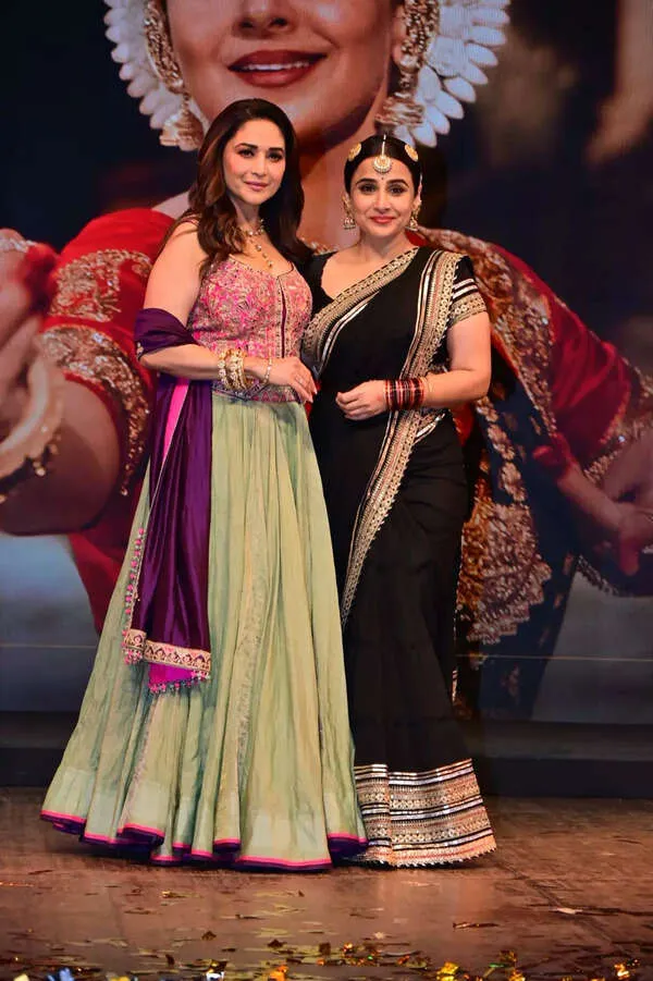 Vidya Balan covers up stage fall with smooth move while performing 'Ami Je  Tomar' with Madhuri Dixit - WATCH | Hindi Movie News - Times of India