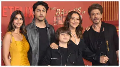 The Ba***ds of Bollywood': Shah Rukh Khan, Gauri, Suhana and AbRam join Aryan  Khan for star-studded premiere of his directorial debut | - The Times of  India