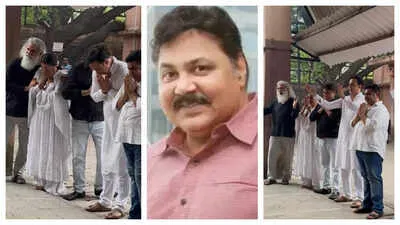 Satish Shah's funeral: Sarabhai vs Sarabhai cast Rupali Ganguly, Sumeet  Raghavan and others sing the title track as they bid an emotional goodbye |  - The Times of India