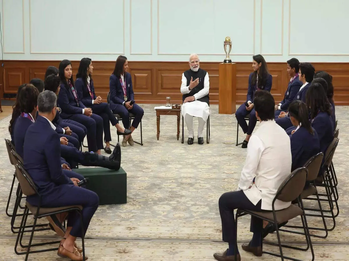 PM Modi meets India's World Cup-winning women's cricket team; hails their  'inspiring' victory - The Economic Times