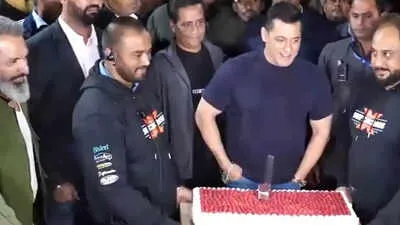 Salman Khan reveals clean-shaven look, cuts 60th birthday cake with  paparazzi outside Panvel farmhouse; Bandra-Worli Sea Link lights up | - The  Times of India